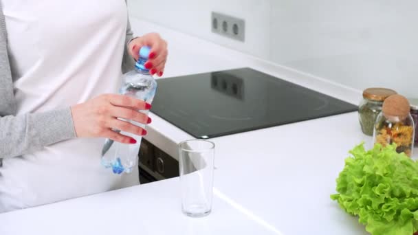 Donna Bruna Sta Aprendo Bottiglia Acqua Versando Acqua Nel Bicchiere — Video Stock