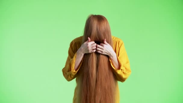 Vrouw Heeft Haar Gemberhaar Haar Gezicht Kijkt Dan Doorheen Camera — Stockvideo