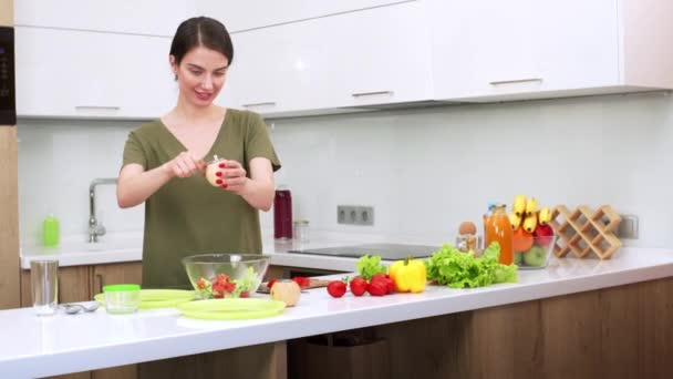 Atraktivní Brunetka Žena Přidává Koření Sůl Zeleninového Salátu Mladá Žena — Stock video