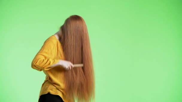 Jeune Femme Séduisante Brosse Ses Longs Cheveux Roux Balançant Tête — Video