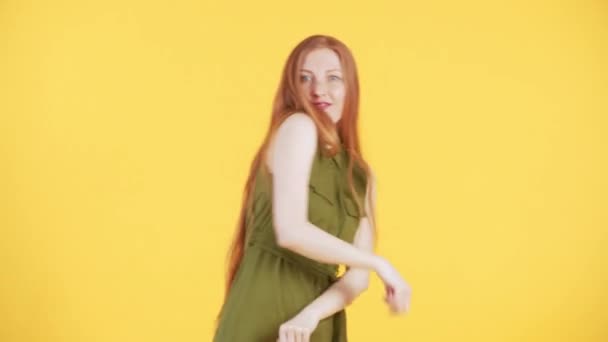 Jonge Vrouw Met Geweldig Lang Gember Haar Dansend Haar Haar — Stockvideo