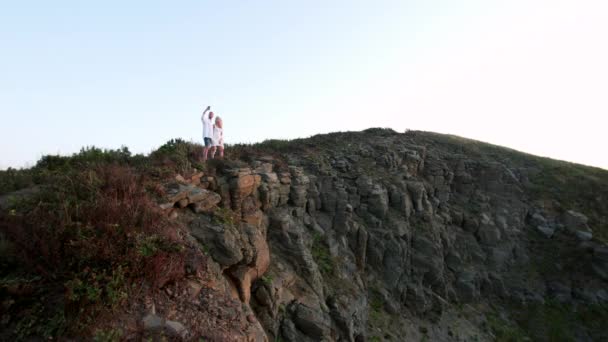 Mujer Embarazada Hombre Pie Sobre Las Rocas Mar — Vídeos de Stock