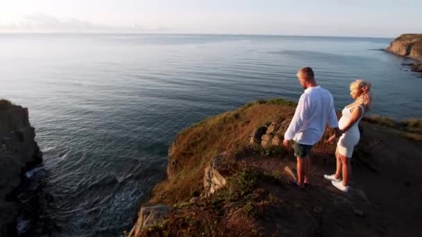 Mulher Grávida Homem Andando Sobre Rochas Mar — Vídeo de Stock