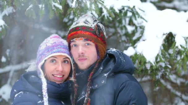Boldog, fiatal pár egy téli erdőben. — Stock videók