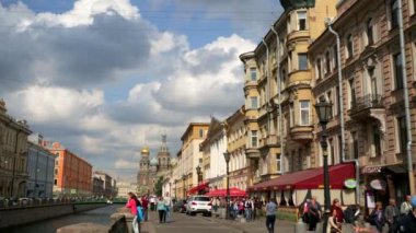 Setin sokak yürüyen turist