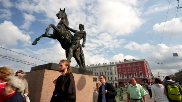 Utsikt över monumentet "The Taming of Horses" på Anichkov Bridge. — Stockvideo