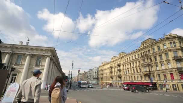Az emlékmű "A makrancos a ménesnek" Anichkov hídtól megtekintése. — Stock videók