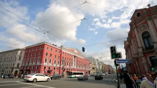 Widok na pomnik "oswajania konia" w Anichkov Bridge. — Wideo stockowe