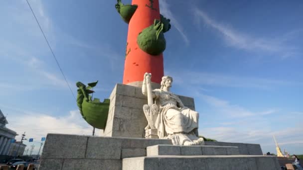 Figurines en marbre décorent les colonnes Rostral — Video