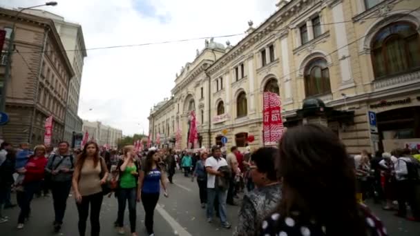 Personas en calle peatonal — Vídeo de stock