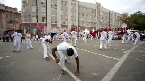 Dançarinos de capoeira mostram desempenho capoeira . — Vídeo de Stock