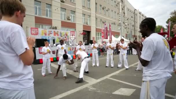 Capoeira dancers show capoeira performance. — Stock Video