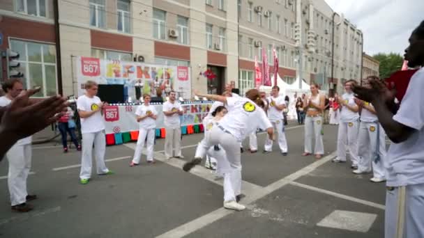 Capoeira dancers show capoeira performance. — Stock Video