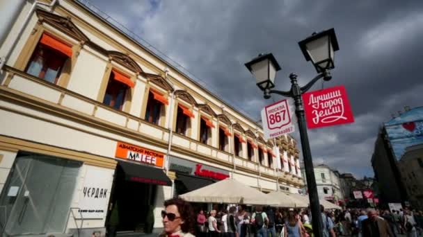 Personas en calle peatonal — Vídeos de Stock