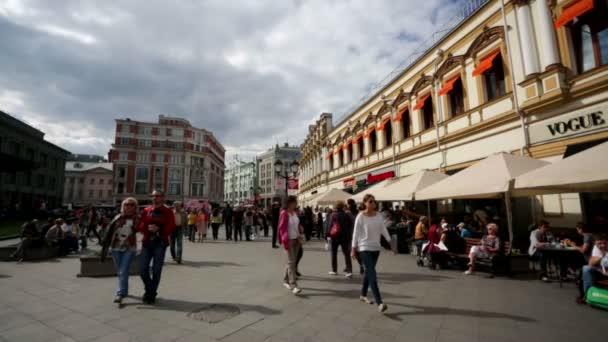 Люди при ходьбі вулиці — стокове відео