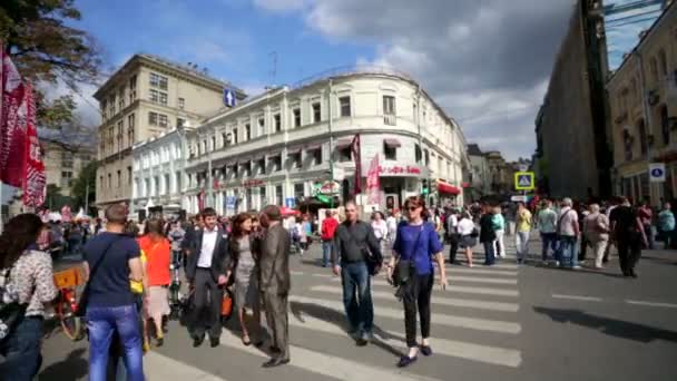 Personas en calle peatonal — Vídeo de stock