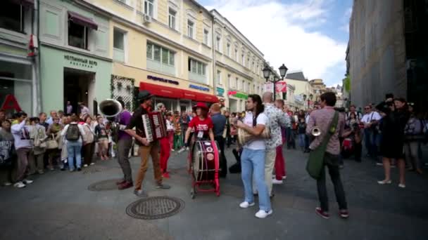 Straat muzikant op Neglinnaya Street. — Stockvideo