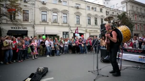 Уличный музыкант на Неглинной улице . — стоковое видео