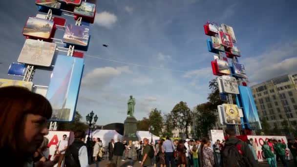 Människor på torget Pusjkin — Stockvideo