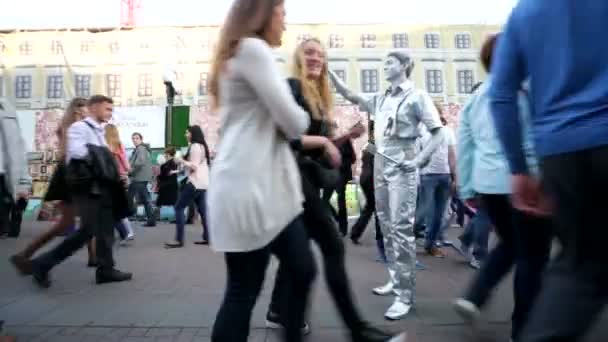 Mensen in het oude centrum — Stockvideo