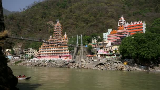 View of Rishikesh city and the Ganges river — Stock Video