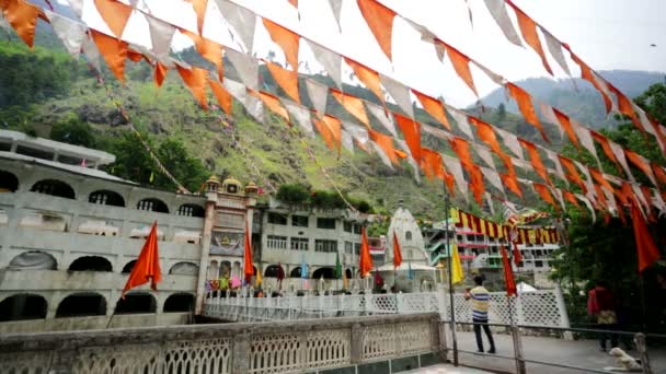 Mensen bezoeken de Manikaran tempel. — Stockvideo