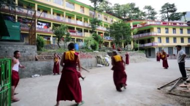 Tibet rahipleri kriket oynamak.