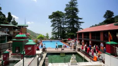 İnsanlar Bhagsu hasta yaşlı at tapınağı ziyaret.