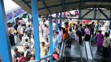 İnsanlar thei demiryolu İstasyonu.