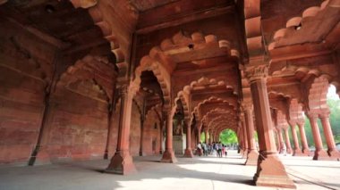 İnsanlar kırmızı kale ziyaret.