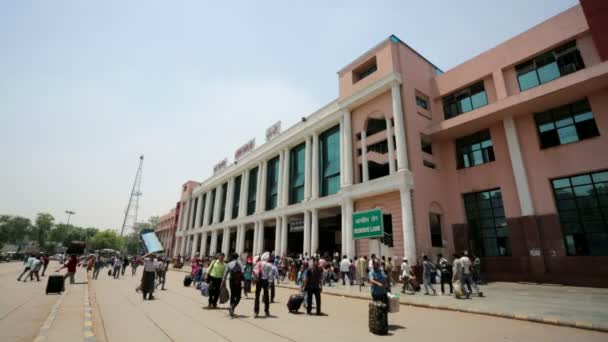 New Delhi railway station. — Stock Video