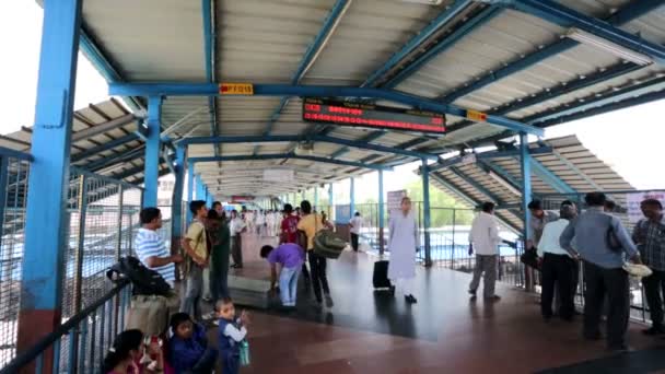 Люди на залізничному вокзалі Нью-Делі. — стокове відео