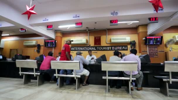 İnsanlar Uluslararası Turizm Bürosu — Stok video