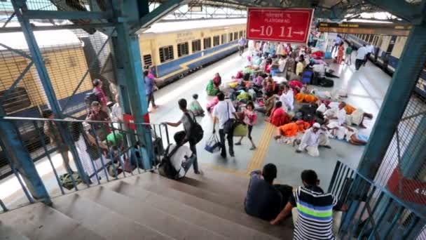 Gente en su estación de tren . — Vídeo de stock