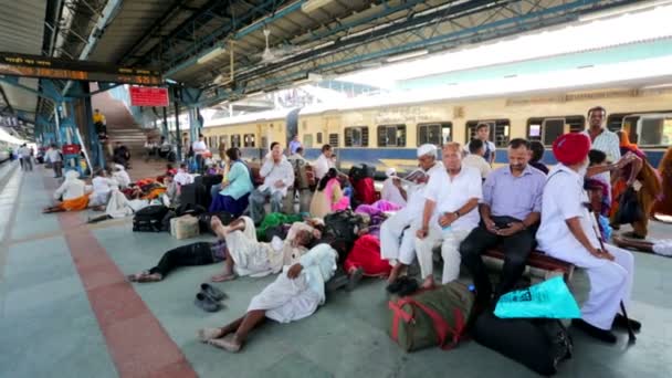 Personnes à leur gare ferroviaire . — Video