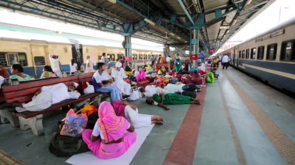 People at thei rail station. — Stock Video