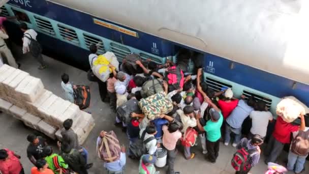 Ludzie na stacji kolejowej thei. — Wideo stockowe