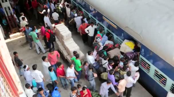 Pessoas na estação ferroviária . — Vídeo de Stock