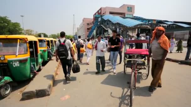 Auto rickshaw eller tuk-tuk på gatan nära New Delhi järnvägsstation. — Stockvideo