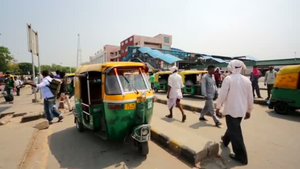 Riksza auto lub tuk-tuk na ulicy w pobliżu dworca kolejowego w New Delhi. — Wideo stockowe