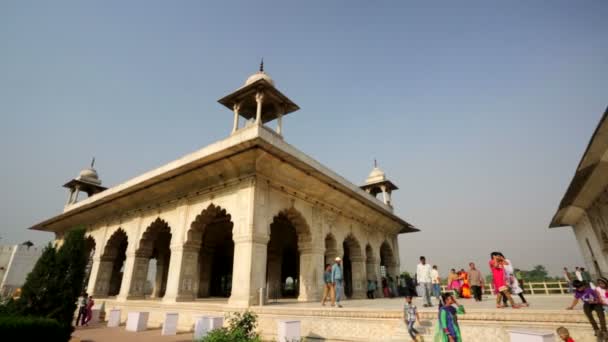 As pessoas visitam Red Fort . — Vídeo de Stock