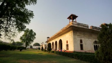 İnsanlar kırmızı kale ziyaret.