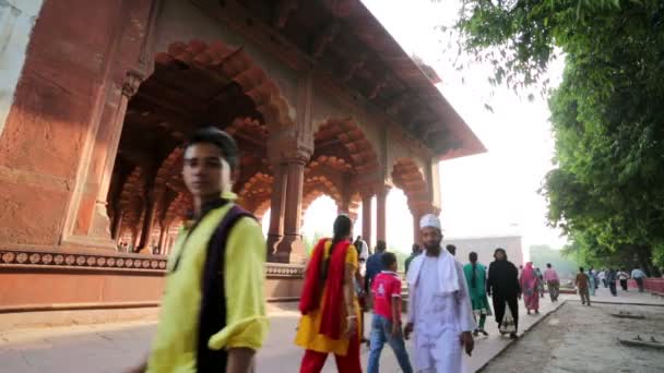 As pessoas visitam Red Fort . — Vídeo de Stock