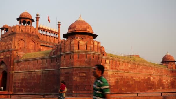 Lidé navštěvují Red Fort. — Stock video