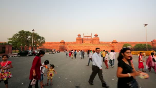 As pessoas visitam Red Fort . — Vídeo de Stock