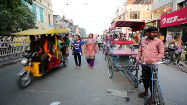 Rickshaw driver waits for a customer. — Stock Video