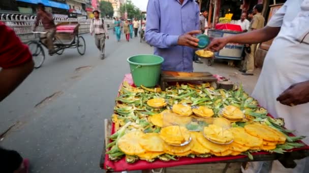 Vendedor ambulante vende listo para comer piñas . — Vídeo de stock