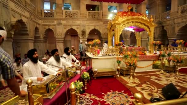 Gurudwara Sis Ganj, utsikt över Darbar Sahib eller bön Hall. — Stockvideo