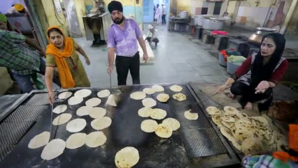 Volunteers cooks Chapati — Stock Video