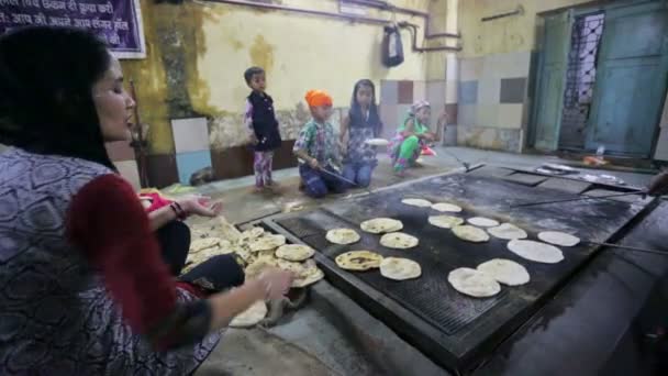 Voluntarios cocineros Chapati — Vídeo de stock